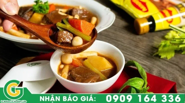 Nấu bò hầm rau củ đòi hỏi sự kiên nhẫn và kỹ thuật nấu nướng hợp lý. Bắt đầu bằng việc đảo thịt bò trong nồi dầu nóng để chín đều, rồi thêm nước dùng hoặc nước lọc để hầm. Trong quá trình hầm, cần duy trì lửa nhỏ đủ để thịt và rau củ chín mềm và giữ được độ ngọt tự nhiên.